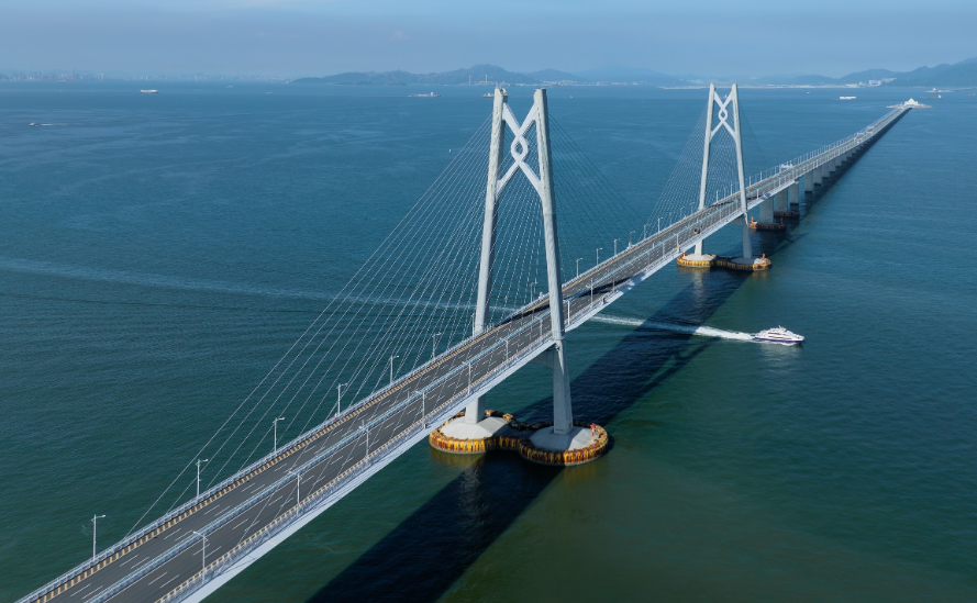 横跨伶仃洋的港珠澳大桥