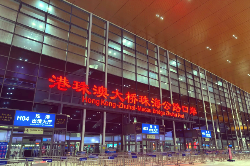 灯火通明的港珠澳大桥口岸