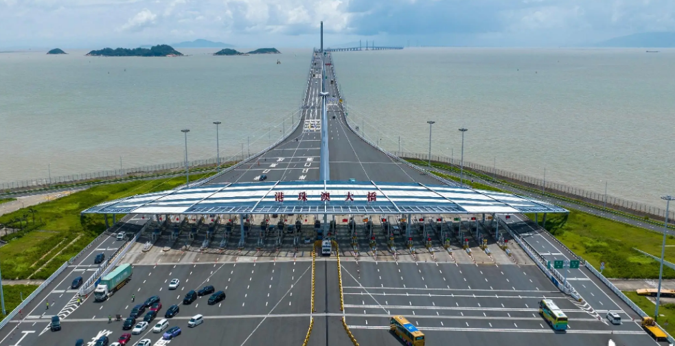 港珠澳大桥口岸开通后，成为中港车牌通行的重要新选择