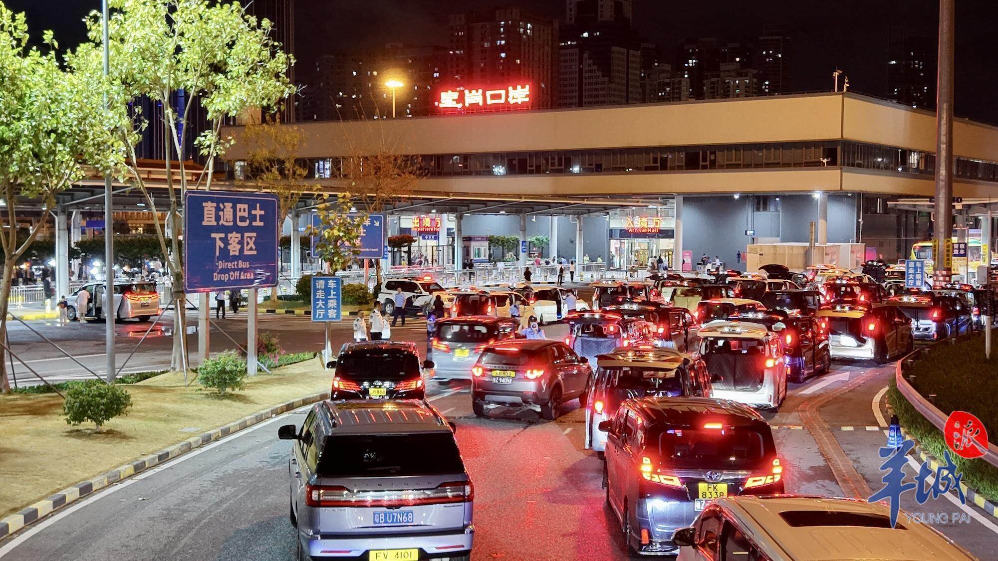 繁忙的皇岗口岸是持有中港车牌车辆的主要通行口岸之一