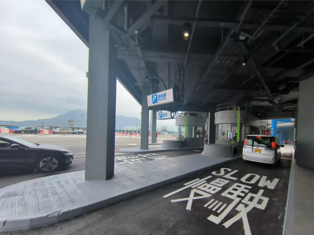 车辆在综合检查亭进行资料检查。摄/伍超贤