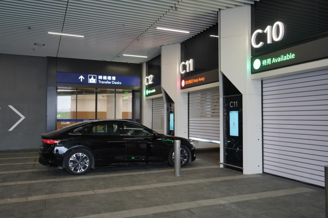 车辆开进存车处。摄/伍超贤